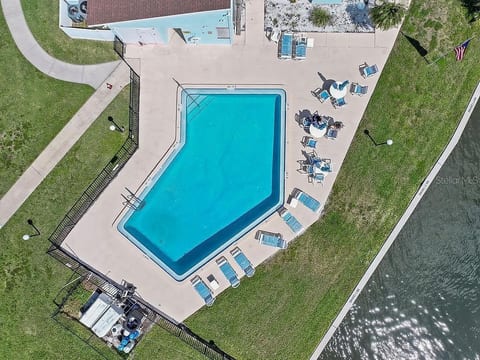 Beautiful Waterfront Condo 8 min walk to the beach