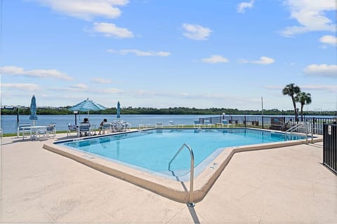 Beautiful Waterfront Condo 8 min walk to the beach