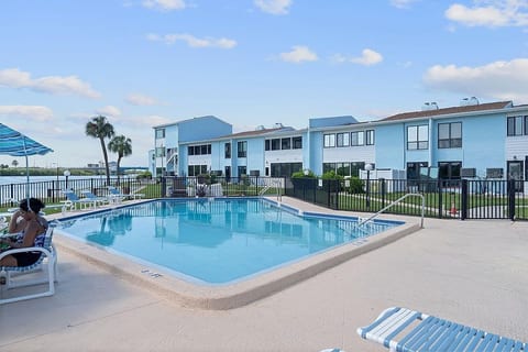 Beautiful Waterfront Condo 8 min walk to the beach