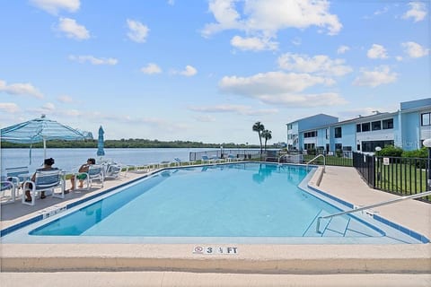 Beautiful Waterfront Condo 8 min walk to the beach