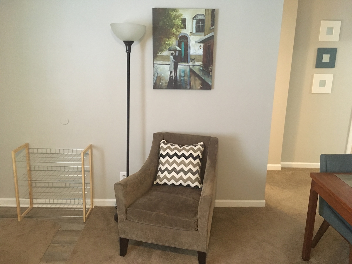 Prvt Multi-Room Apt * Convenient Westside Location image 2 Prvt Multi-Room Apt * Convenient Westside Location