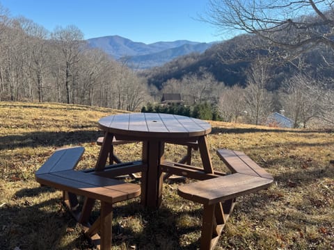 Easy winter access, mountain views, hot tub