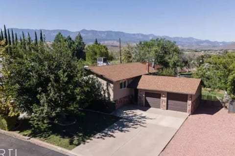 Family Friendly Cozy Home, Indoor Pool, Near Zion
