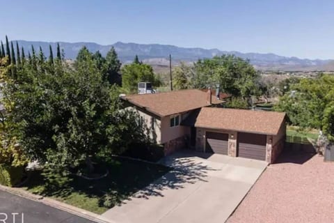 Family Friendly Cozy Home, Indoor Pool, Near Zion