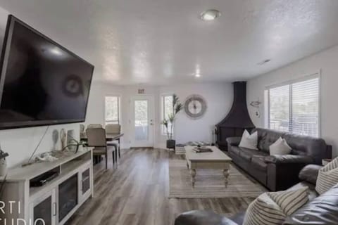 Family Friendly Cozy Home, Indoor Pool, Near Zion