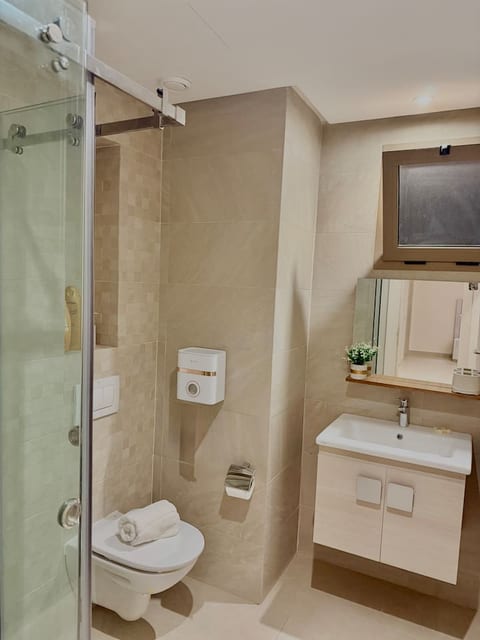 Sunny Beachside Apartment with Pool and Parking