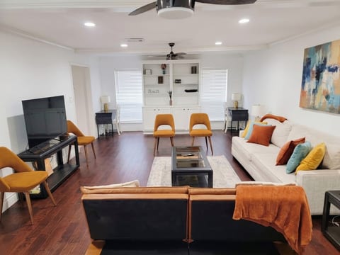 Stylish 4BR Houston Retreat with Pool & Game Room