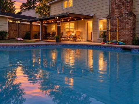 Stylish 4BR Houston Retreat with Pool & Game Room