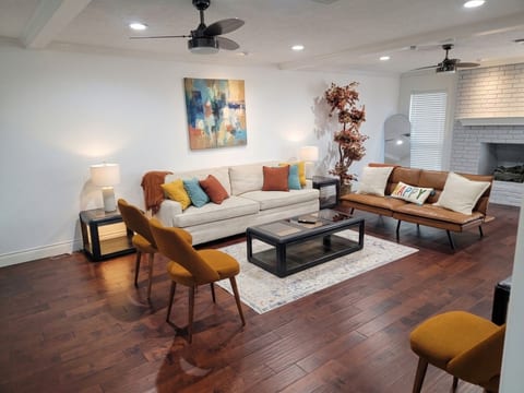 Stylish 4BR Houston Retreat with Pool & Game Room