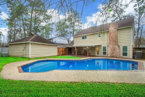 Houston pool retreat near George Bush airport
