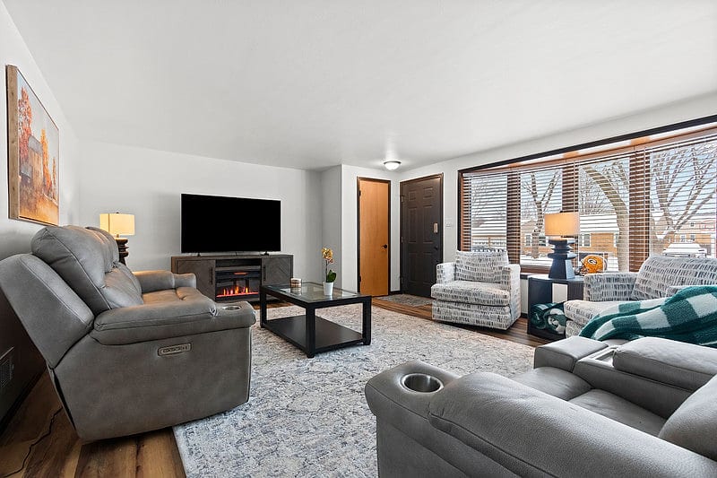 Walk to Lambeau | 3BR w/ Billiards & Bar - Green Bay