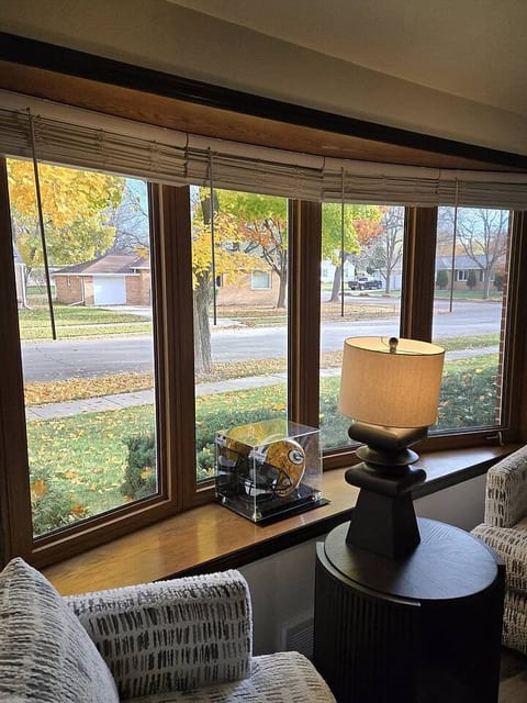 Walk to Lambeau | 3BR w/ Billiards & Bar
