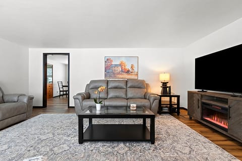 Walk to Lambeau | 3BR w/ Billiards & Bar