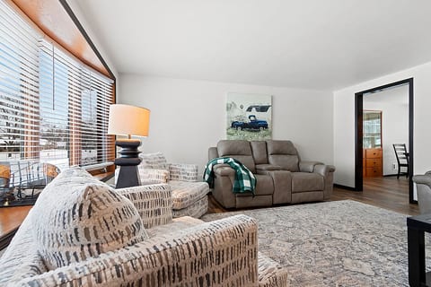Walk to Lambeau | 3BR w/ Billiards & Bar