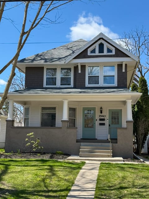 Walk to River + Park | Cozy 2BR Upstairs Unit