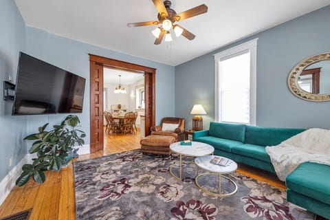 *HotTub* The Jewel on 5th-2br2b-near Historic Main