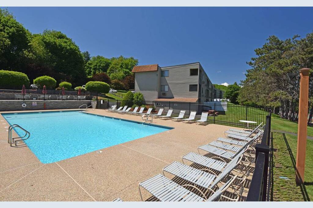 Spacious 2 Bdrm Condo Walking distance to Weirs Beach!!