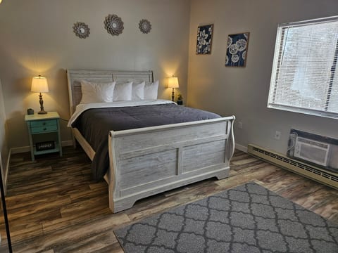 Newly Remodeled 3 bdrm Close to it All!!