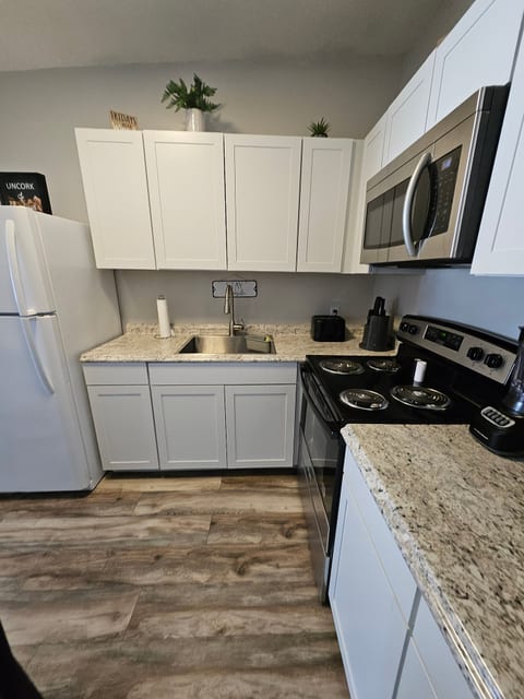 Newly Remodeled 3 bdrm Close to it All!!
