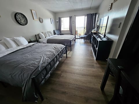 Lake View Cedar Lodge Room w/ Private Balcony