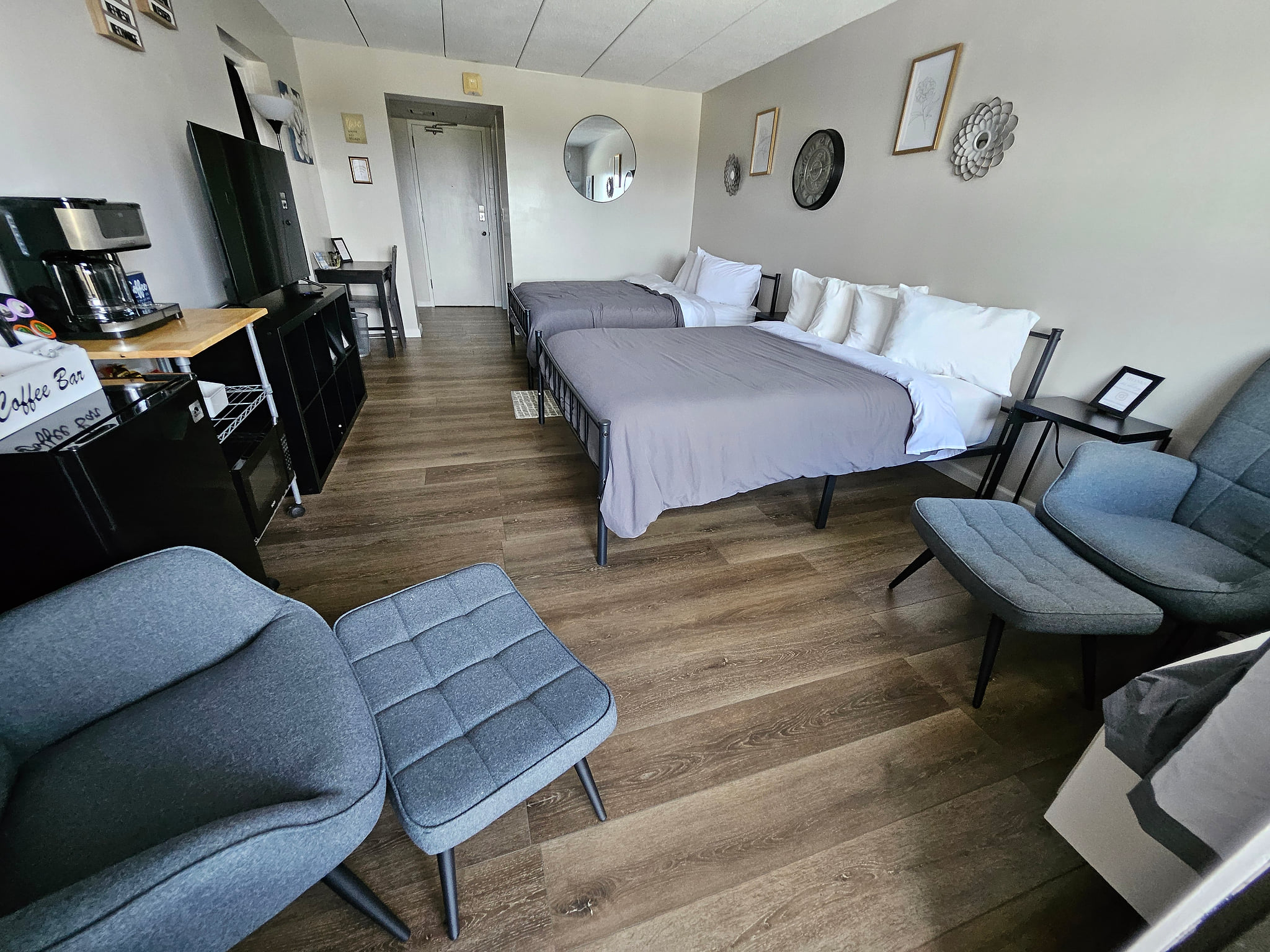 Newly Remodeled Cedar Lodge Room w/ Lake Views!