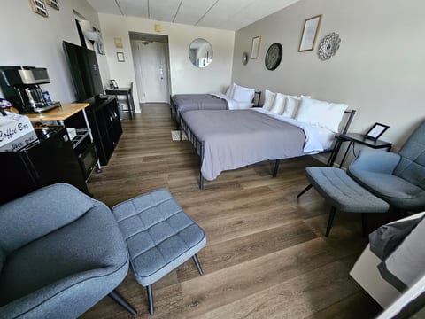 Lake View Cedar Lodge Room w/ Private Balcony