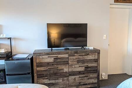 Cute Lower Level Cedar Lodge Room with Balcony & Lake Views!