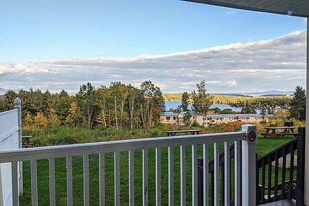Cute Lower Level Cedar Lodge Room with Balcony & Lake Views! - Laconia