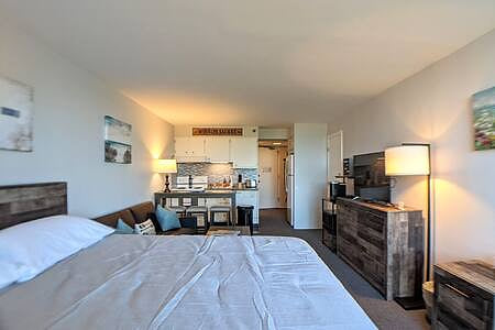 Cute Cedar Lodge Studio with Balcony & Lake Views!