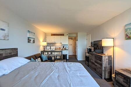 Cute Cedar Lodge Studio with Balcony & Lake Views! - Laconia
