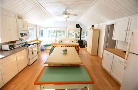 Hobie's Landing - Blissful lake Side Cottage on Winona Lake!