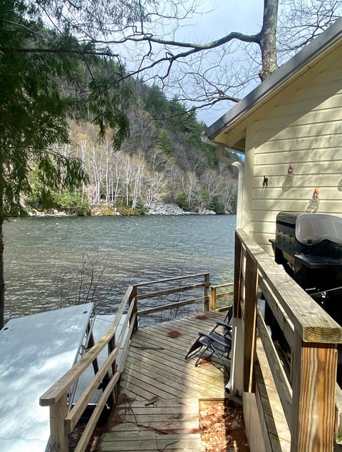 Hobie's Landing - Blissful lake Side Cottage on Winona Lake!