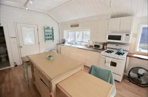 Hobie's Landing - Blissful lake Side Cottage on Winona Lake!