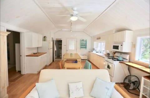 Hobie's Landing - Blissful lake Side Cottage on Winona Lake!