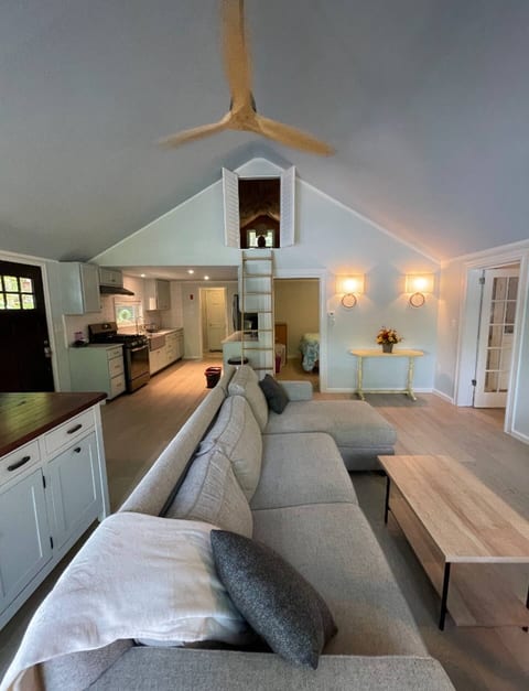 Berta's Lake Front Cottage on Winona Lake!