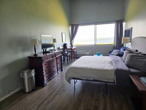 Concerts! Lake Winni Views! Kitchen! Pool! Hot Tub!