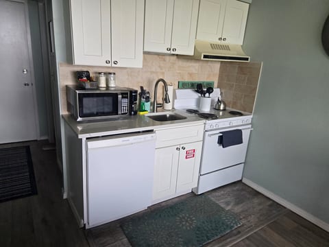 Concerts! Lake Winni Views! Kitchen! Pool! Hot Tub!