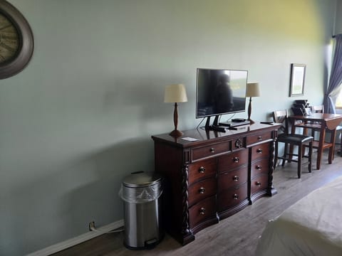 Concerts! Lake Winni Views! Kitchen! Pool! Hot Tub!