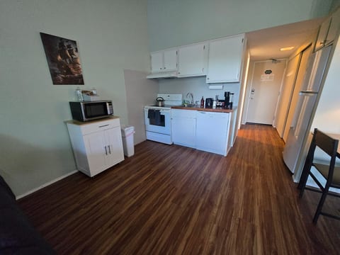 Cedar Lodge Condo Balcony and Full Kitchen