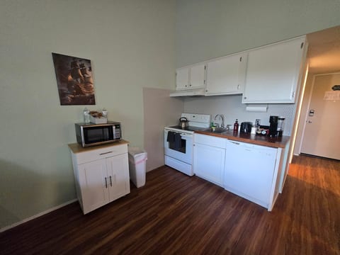Cedar Lodge Condo Balcony and Full Kitchen