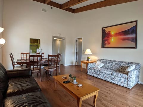 Spacious Cedar Lodge Condo with Private Balcony
