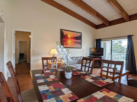 Spacious Cedar Lodge Condo with Private Balcony
