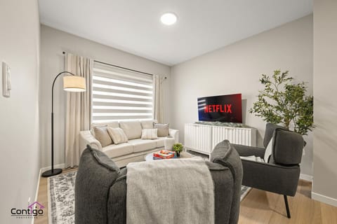 The Breeze | Sleeps 8 | Near WEM | Garage | Yard