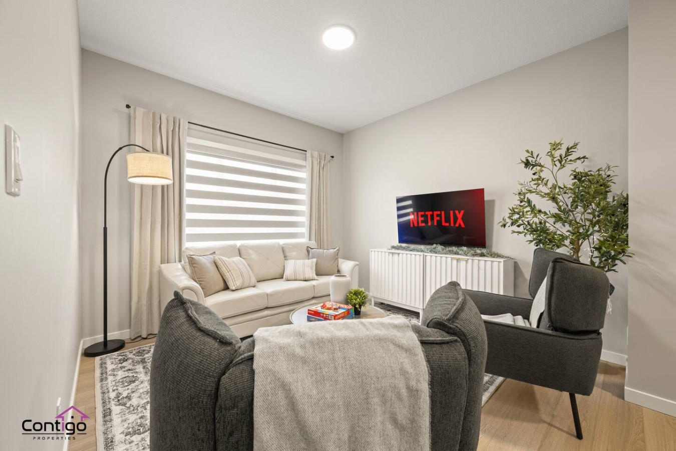 Coastal Escape | Sleeps 12 | Near WEM | King Beds!