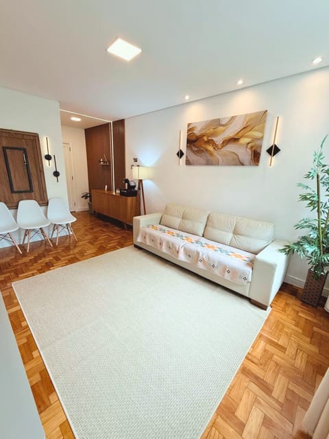 Sala aconchegante, equipada com sofá de couro, ar-condicionado, cortinas elegantes, além de janelas e portas acústicas para garantir tranquilidade.
O ambiente conta com mesa de jantar e um cantinho do café especial, para momentos de relaxamento.