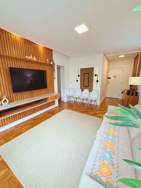 Sala aconchegante, equipada com sofá de couro, ar-condicionado, cortinas elegantes, além de janelas e portas acústicas para garantir tranquilidade.
O ambiente conta com mesa de jantar e um cantinho do café especial, para momentos de relaxamento.