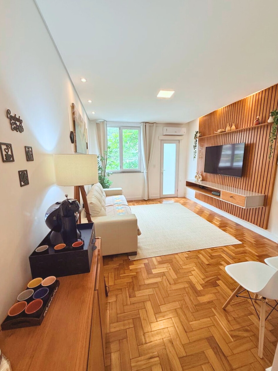 Sala aconchegante, equipada com sofá de couro, ar-condicionado, cortinas elegantes, além de janelas e portas acústicas para garantir tranquilidade.
O ambiente conta com mesa de jantar e um cantinho do café especial, para momentos de relaxamento.