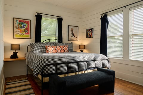 Walk to Town| Myona on Alamo | King Beds