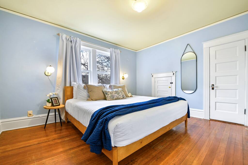 Elegant Room in Stylish Home near Downtown