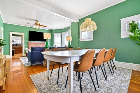 Elegant Room in Stylish Home near Downtown